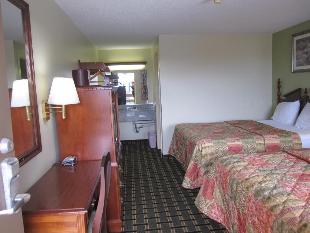 Hospitality Inn Bowmansville Room photo